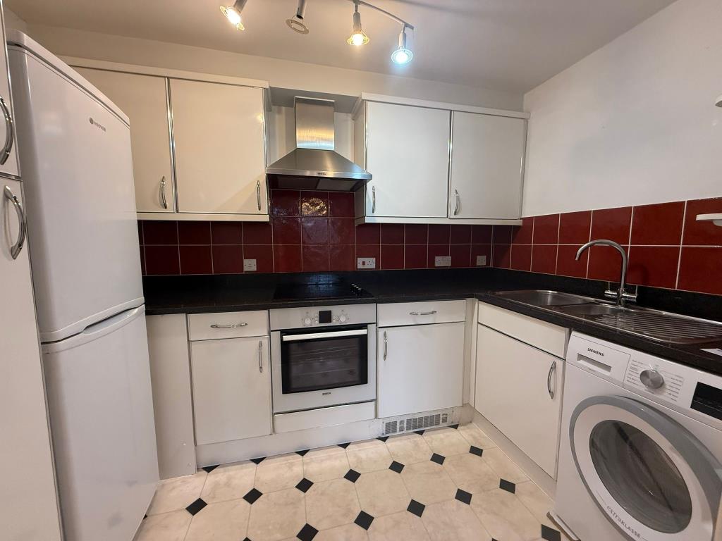 Lot: 50 - TWO-BEDROOM RETIREMENT FLAT IN NEED OF IMPROVEMENT - Kitchen with built in cupboards and appliances included